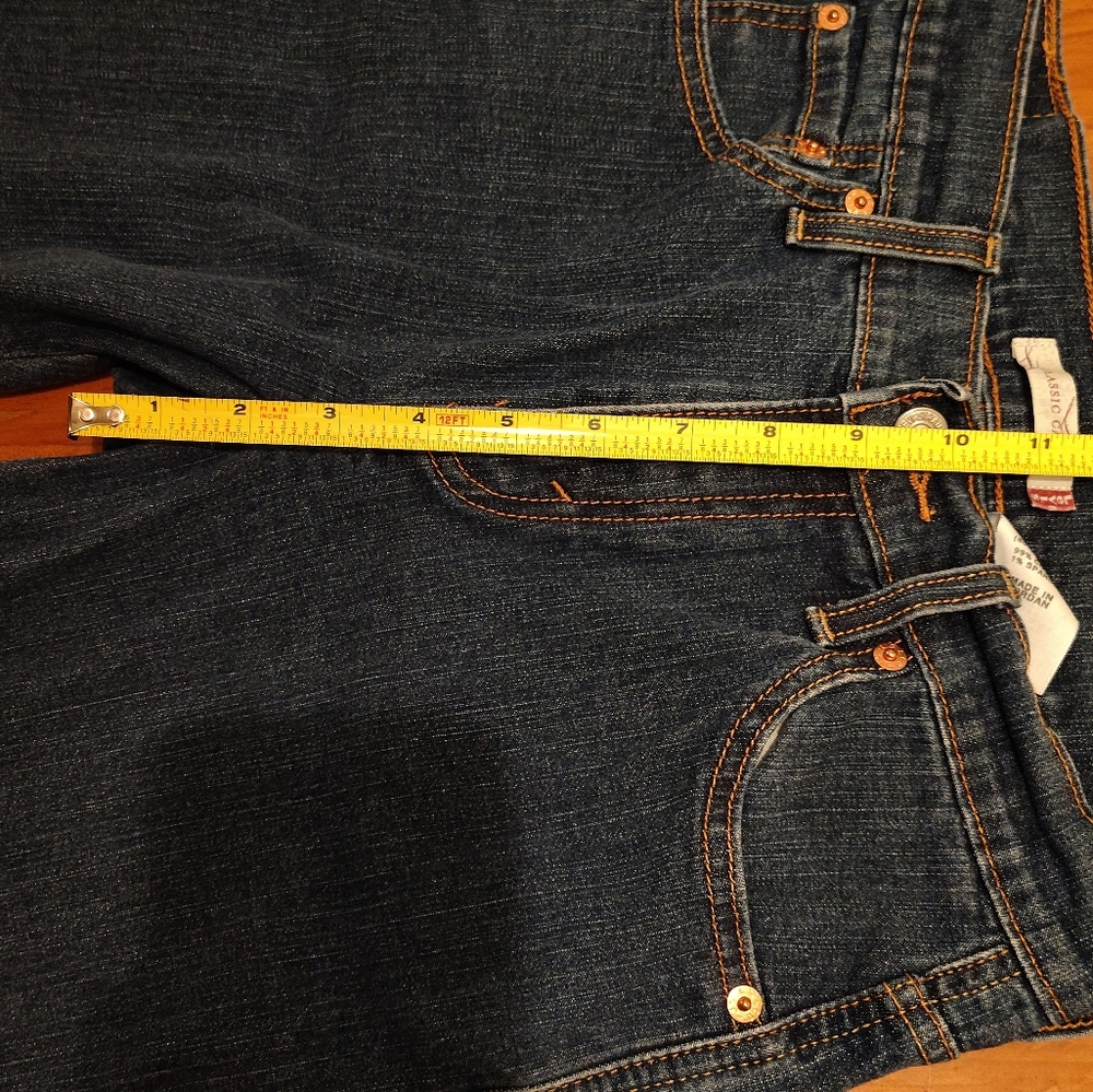 NWOT  women's Signature Levi's Classic Slim Capris - High Rise. - Picture 4 of 12